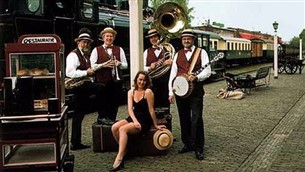 Muzikanten in vintage kledingstijl - Looporkest Streetparade