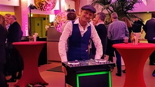 De Mobiele DJ, Vrolijke DJ