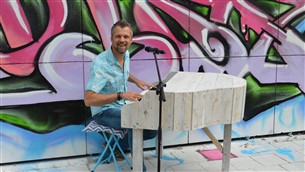 Muziek bij een amuse festival wijnproeverij - Zanger Pianist Mr Blue Eyes