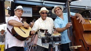 Band met contrabas - Latino Bonito